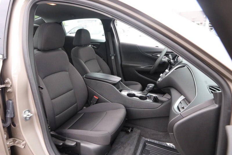 Chevrolet Malibu Vehicle Image 24