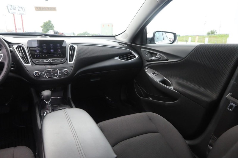 Chevrolet Malibu Vehicle Image 23