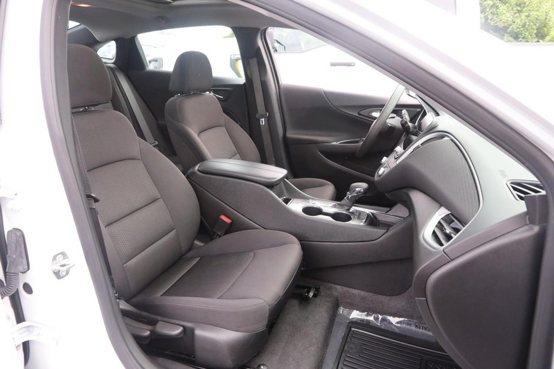 Chevrolet Malibu Vehicle Image 24