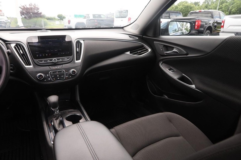 Chevrolet Malibu Vehicle Image 24