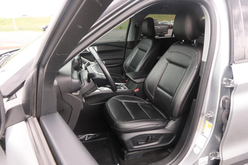 Ford Explorer Vehicle Image 09