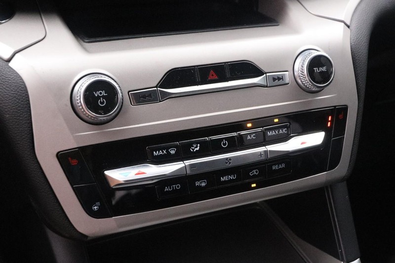 Ford Explorer Vehicle Image 19
