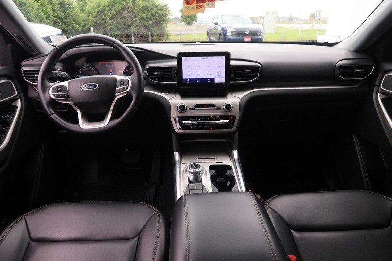 Ford Explorer Vehicle Image 22