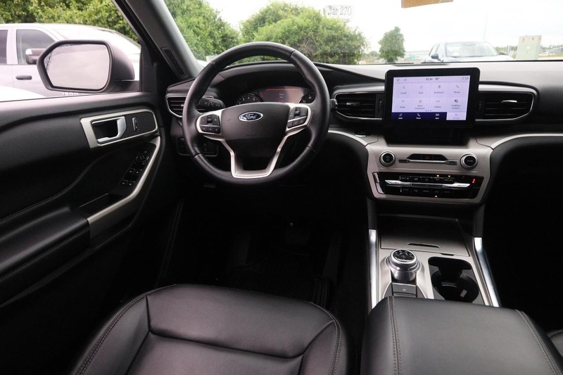 Ford Explorer Vehicle Image 23