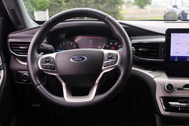 Ford Explorer Vehicle Image 24