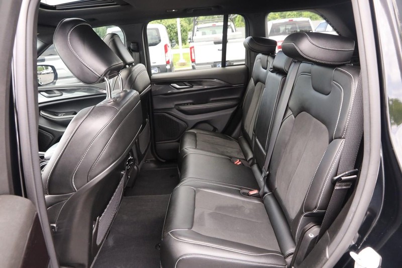 Jeep Grand Cherokee Vehicle Image 11