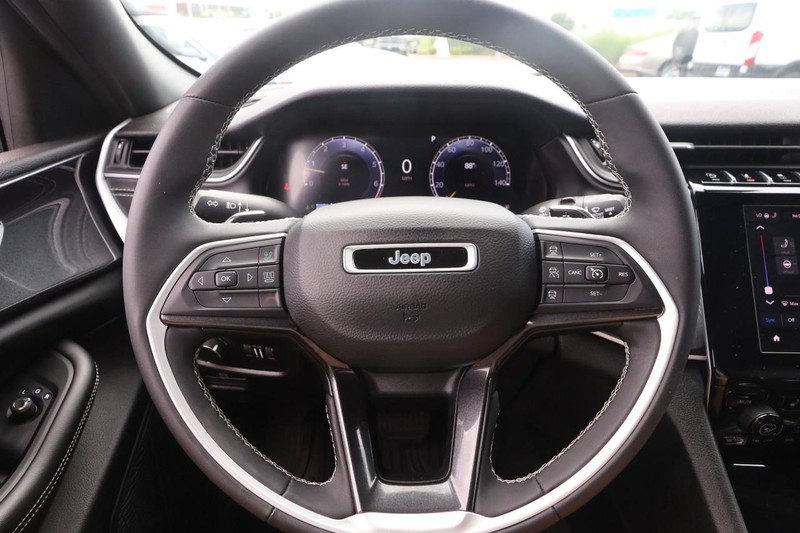 Jeep Grand Cherokee Vehicle Image 12