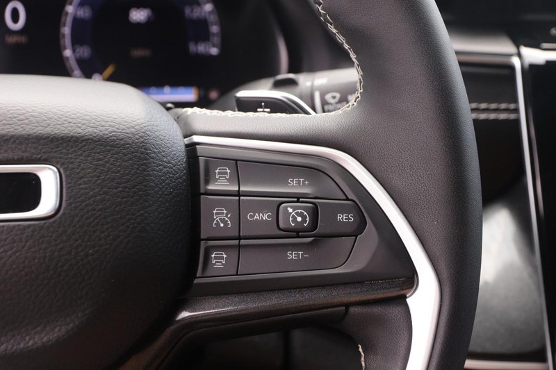 Jeep Grand Cherokee Vehicle Image 14