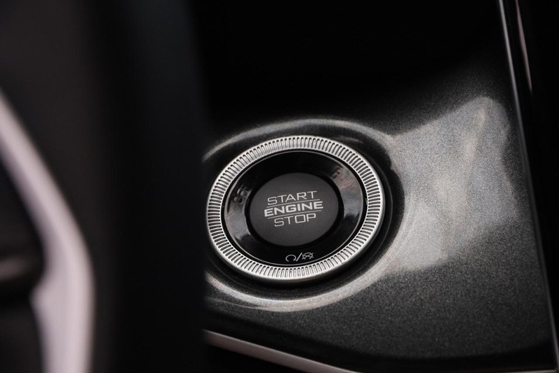 Jeep Grand Cherokee Vehicle Image 16