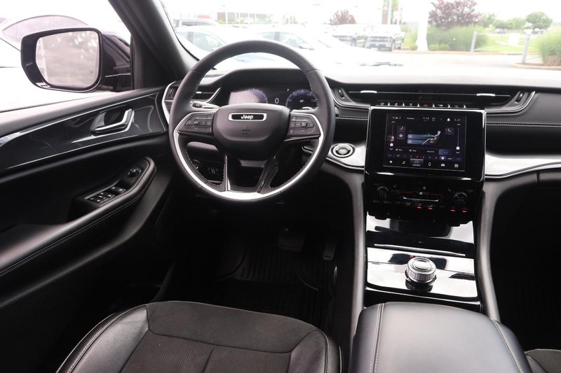 Jeep Grand Cherokee Vehicle Image 22