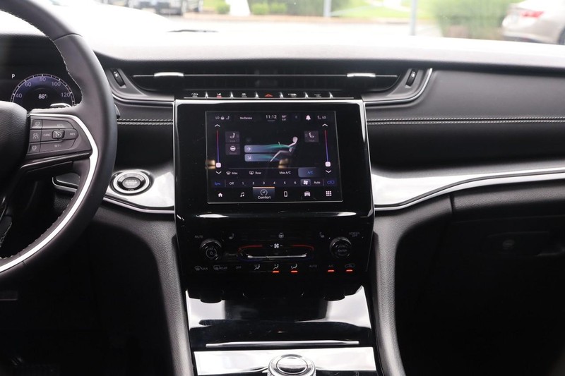 Jeep Grand Cherokee Vehicle Image 24