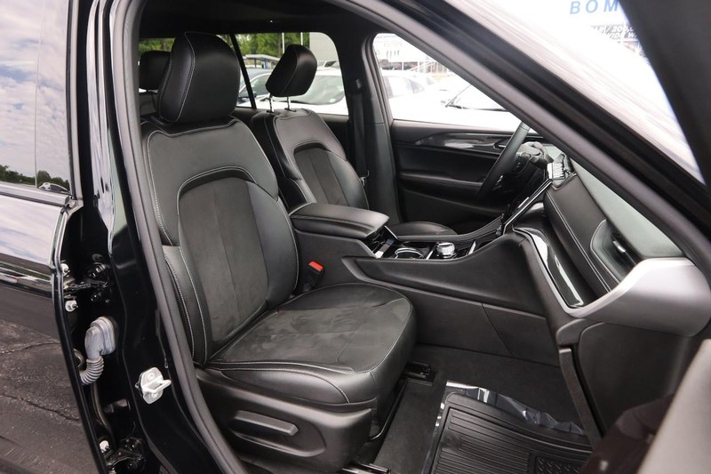 Jeep Grand Cherokee Vehicle Image 26