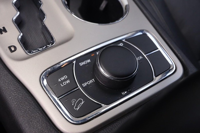 Jeep Grand Cherokee Vehicle Image 19