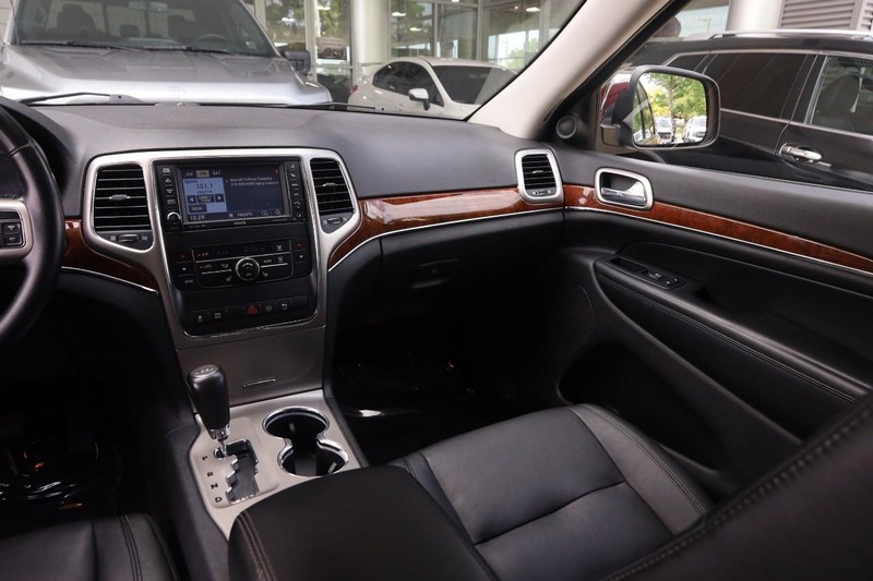 Jeep Grand Cherokee Vehicle Image 24