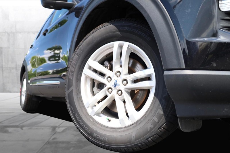 Ford Explorer Vehicle Image 03
