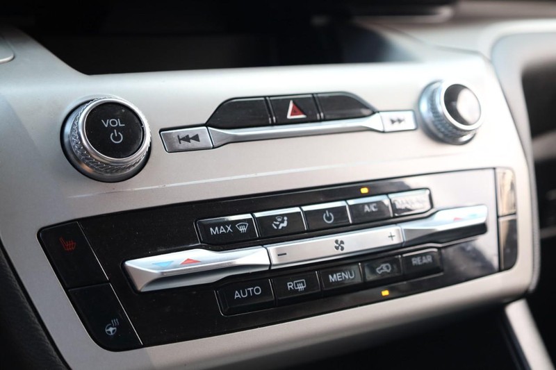Ford Explorer Vehicle Image 15