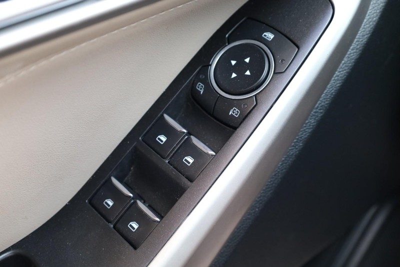 Ford Explorer Vehicle Image 19