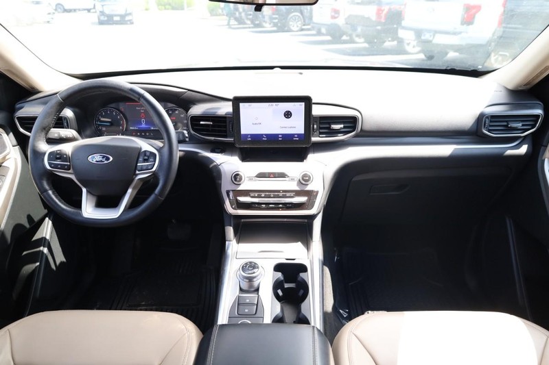 Ford Explorer Vehicle Image 24