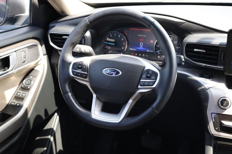 Ford Explorer Vehicle Image 25