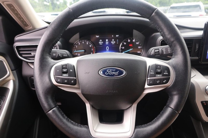 Ford Explorer Vehicle Image 12