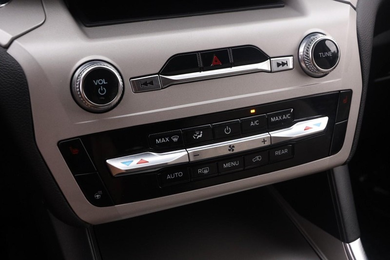 Ford Explorer Vehicle Image 19
