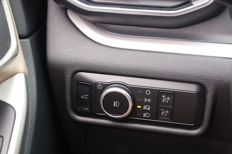 Ford Explorer Vehicle Image 21