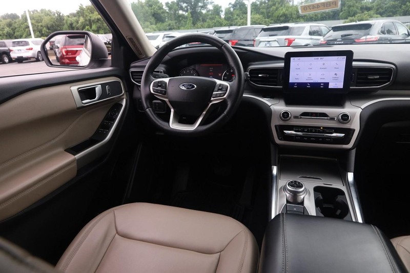 Ford Explorer Vehicle Image 23