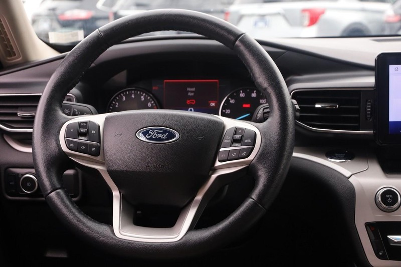 Ford Explorer Vehicle Image 24