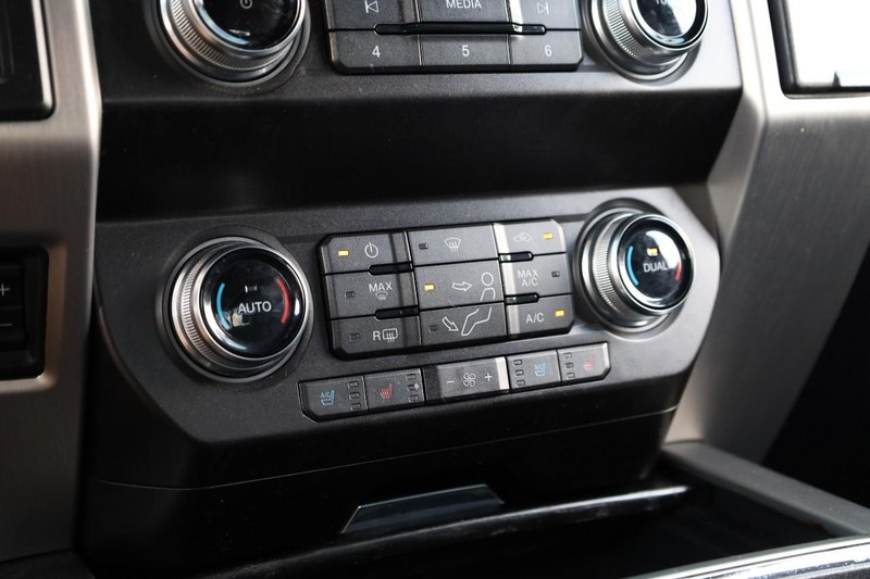 Ford Super Duty F-450 DRW Vehicle Image 17