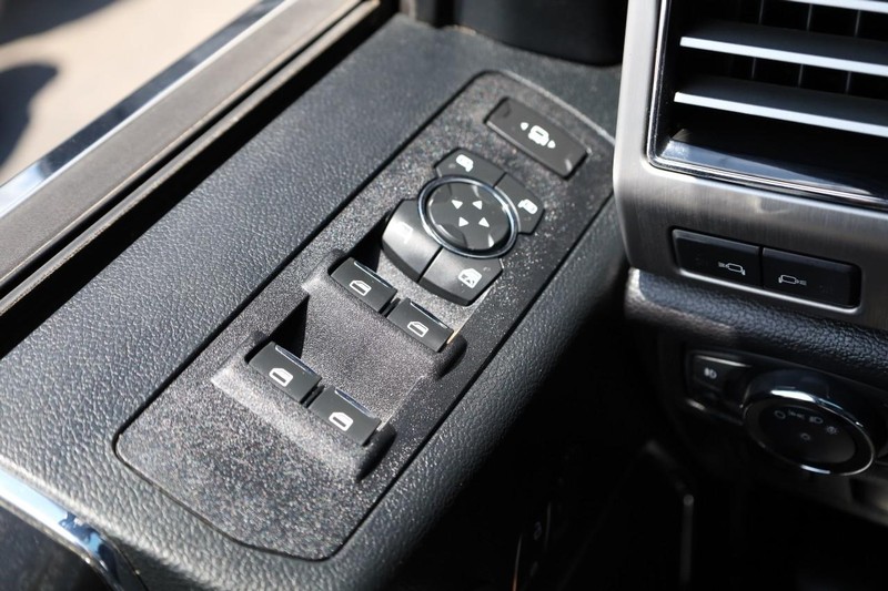 Ford Super Duty F-450 DRW Vehicle Image 21