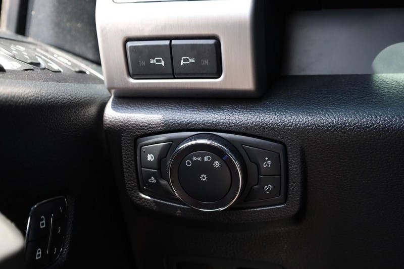 Ford Super Duty F-450 DRW Vehicle Image 22