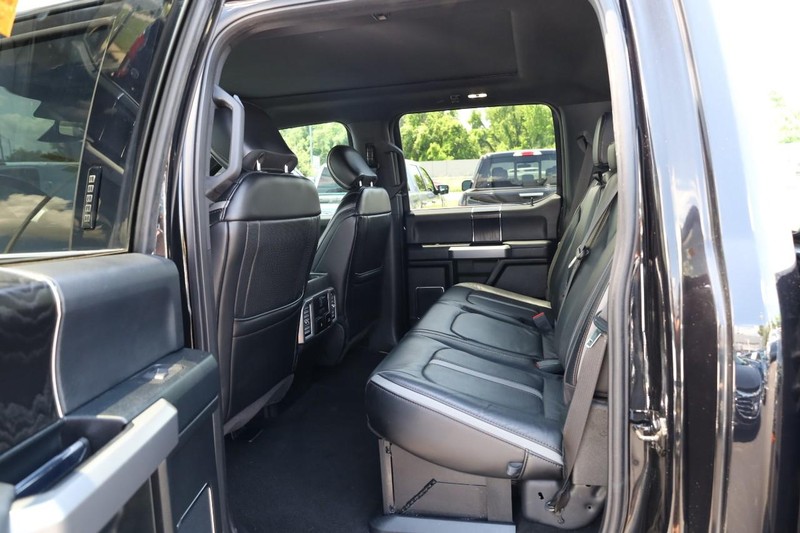 Ford Super Duty F-450 DRW Vehicle Image 23
