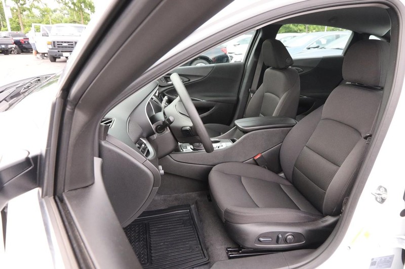 Chevrolet Malibu Vehicle Image 08