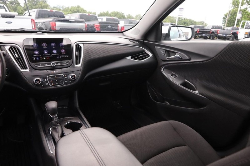 Chevrolet Malibu Vehicle Image 23