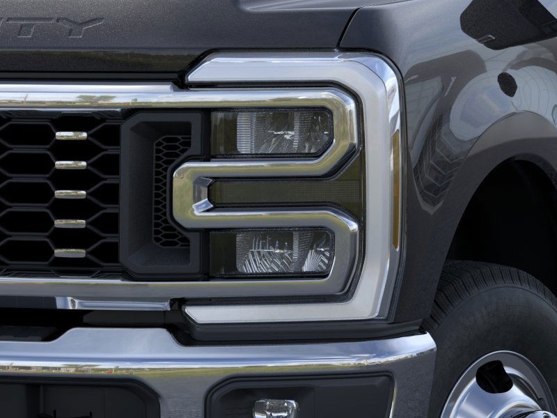 Ford Super Duty F-350 DRW Vehicle Image 18