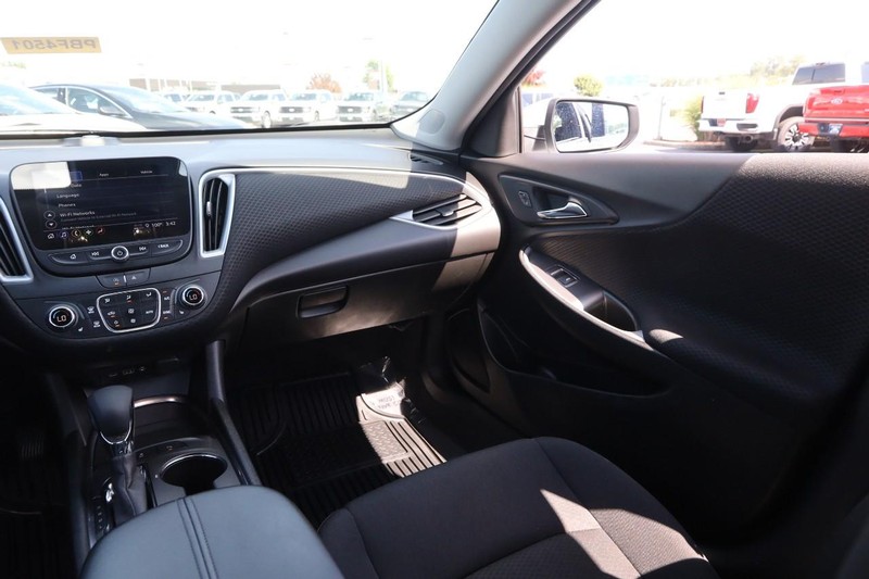 Chevrolet Malibu Vehicle Image 24