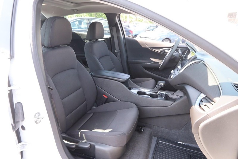 Chevrolet Malibu Vehicle Image 25