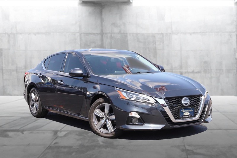Nissan Altima Vehicle Image 02