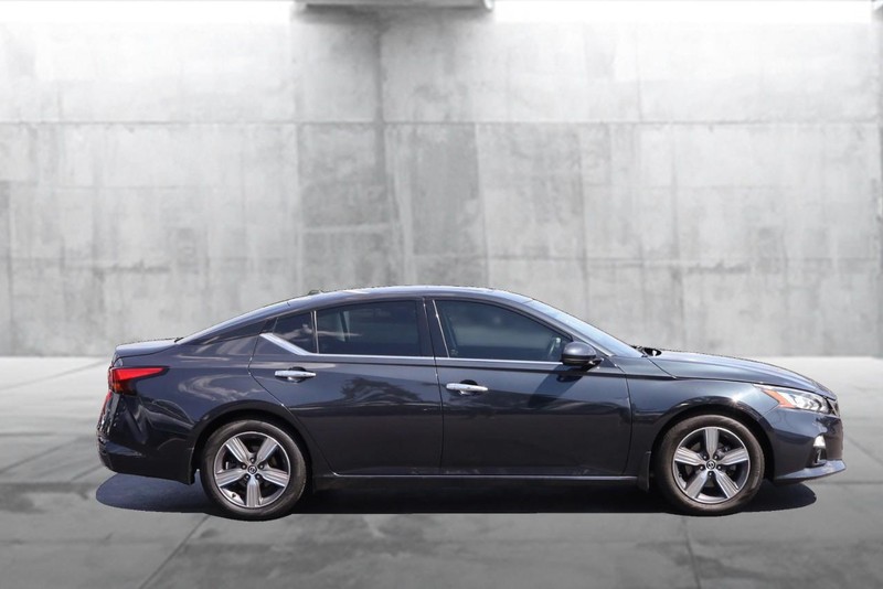 Nissan Altima Vehicle Image 05