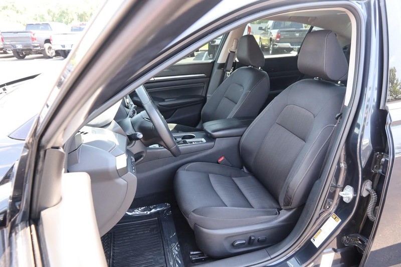 Nissan Altima Vehicle Image 09