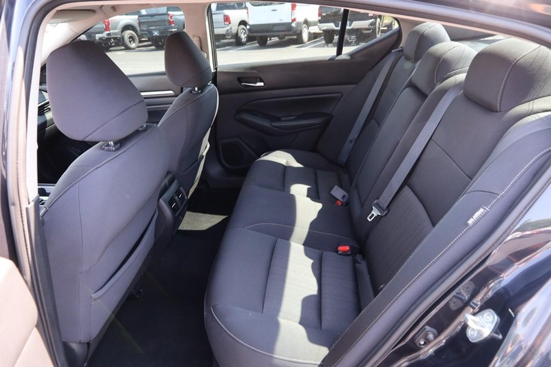 Nissan Altima Vehicle Image 10