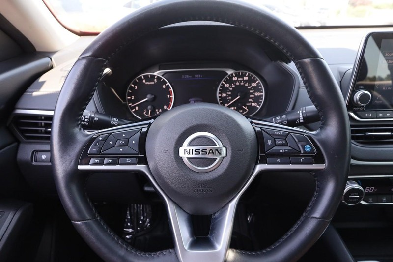 Nissan Altima Vehicle Image 11