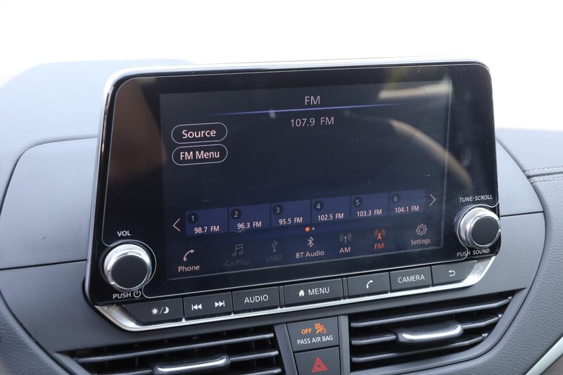 Nissan Altima Vehicle Image 16