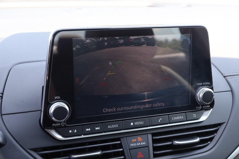 Nissan Altima Vehicle Image 17