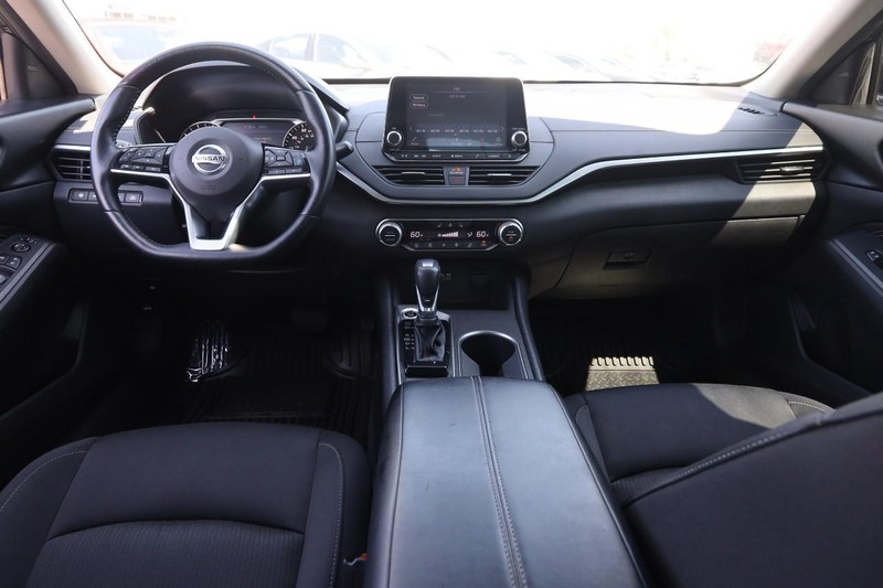 Nissan Altima Vehicle Image 20
