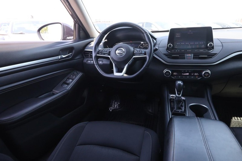 Nissan Altima Vehicle Image 21