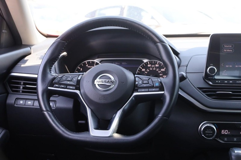 Nissan Altima Vehicle Image 22