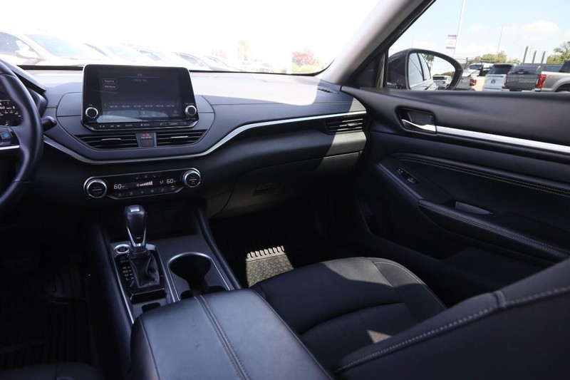 Nissan Altima Vehicle Image 24