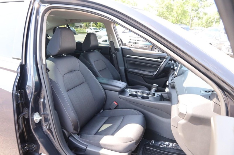 Nissan Altima Vehicle Image 25