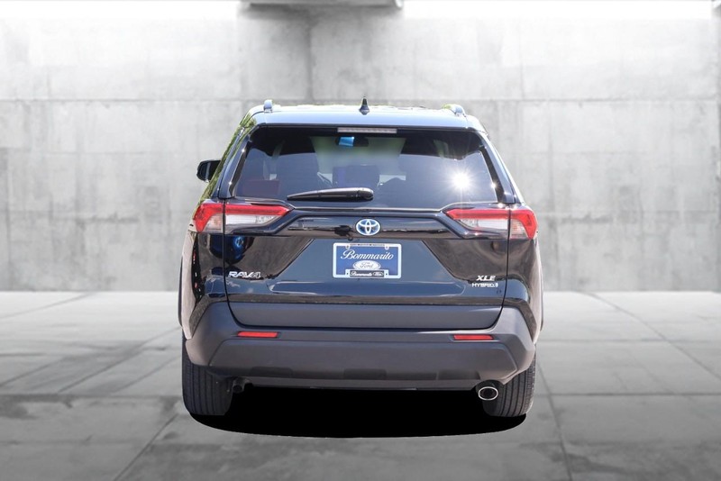 Toyota RAV4 Hybrid Vehicle Image 06